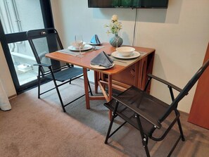 Studio, 1 kamar tidur, balkon | Tempat makan