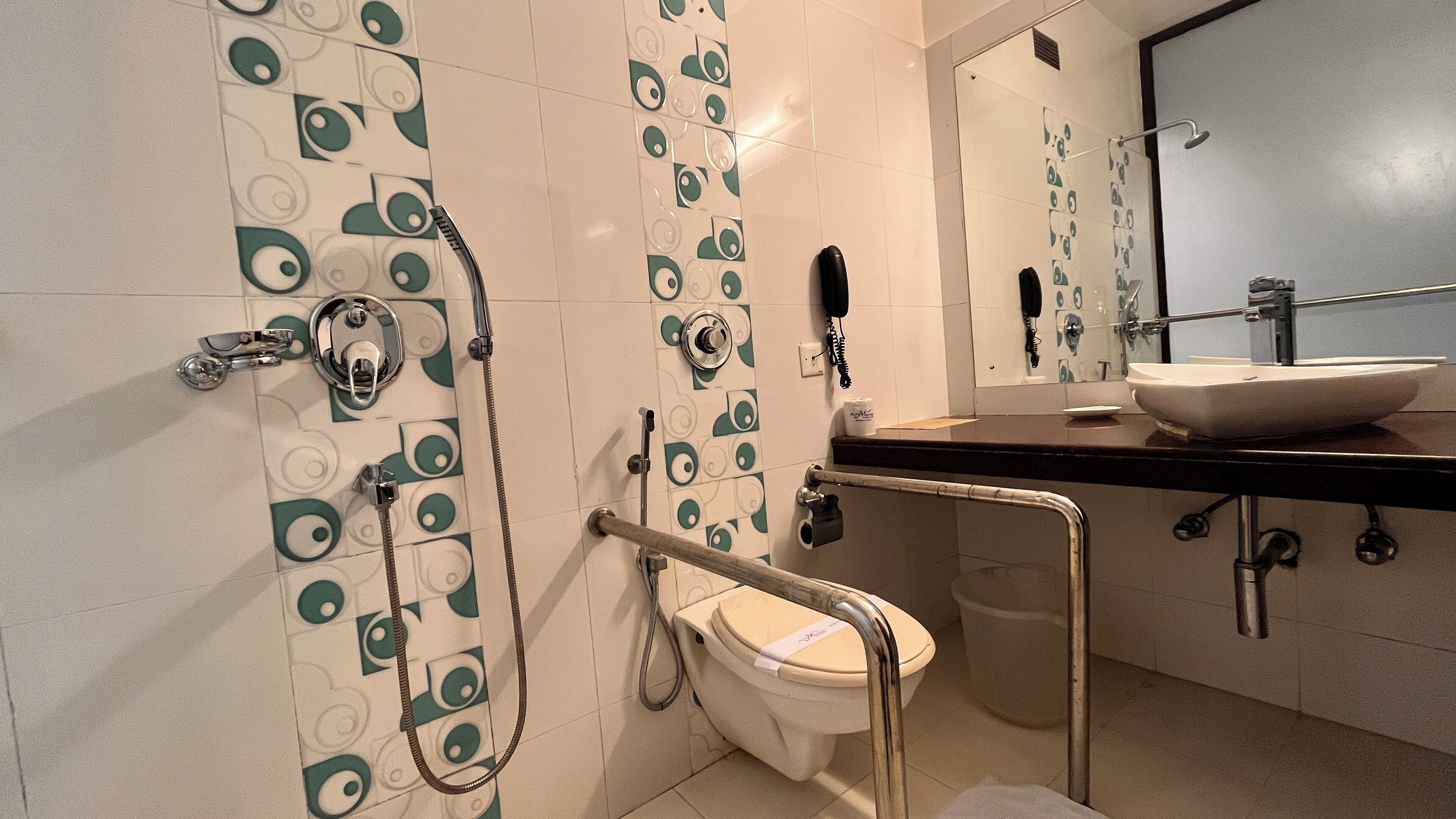 Un baño moderno con inodoro, bidé y lavamanos.
