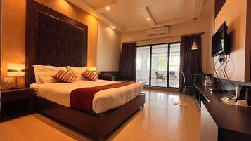 Minibar, in-room safe, desk, blackout curtains