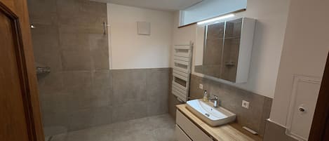 Douche, sèche-cheveux, serviettes fournies