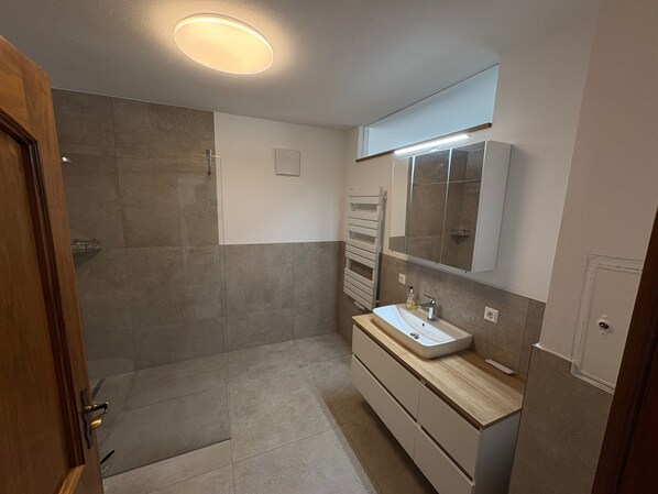 Shower, hair dryer, towels - Modern Holiday Apartment at Lake Constance (Sigmarszell)