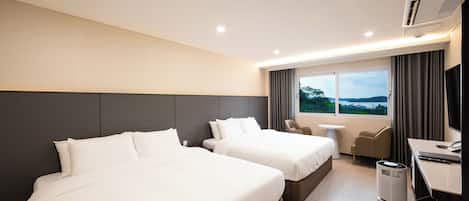 Deluxe Double Double | Desk, laptop workspace, free WiFi