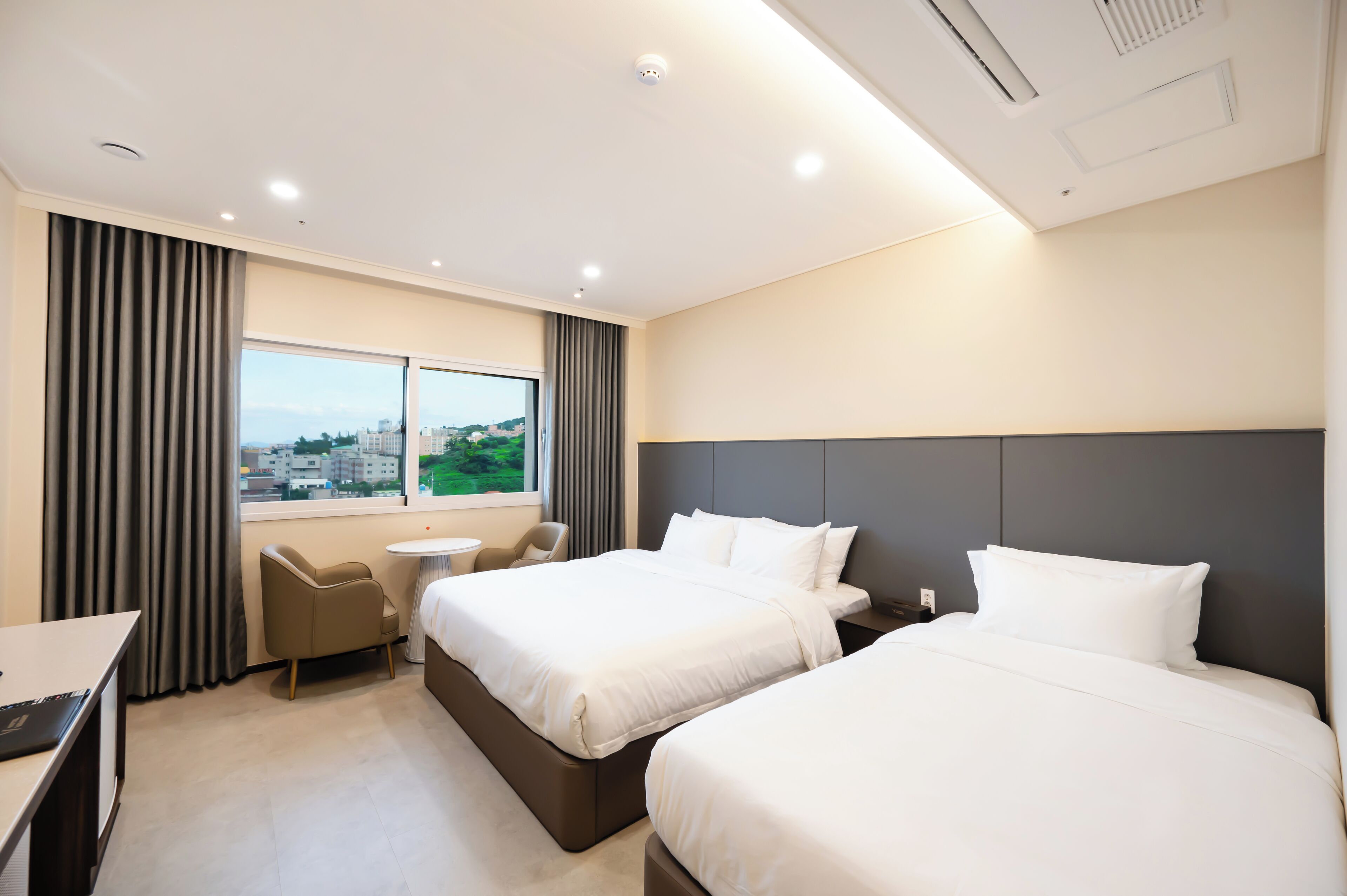 Camera familiare con 2 letti singoli, non fumatori, vista montagna | Una scrivania, postazione laptop, Wi-Fi gratuito