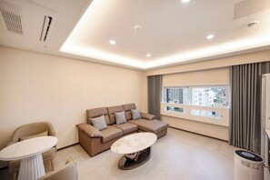 Suite Royale, non-fumeurs, vue océan | Coin séjour