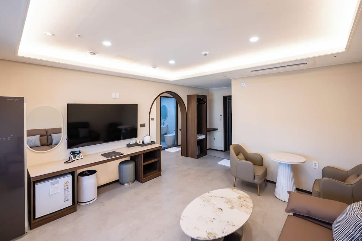Suite Royal, no fumadores, vistas a la montaña | Escritorio, espacio para trabajar con un portátil, wifi gratis