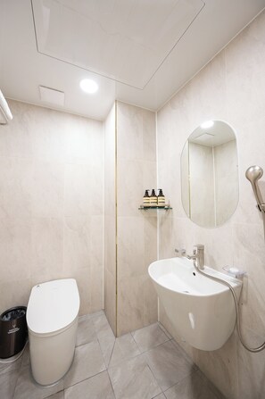 Shower, hair dryer, towels, soap - VAVANT TOURIST HOTEL (Mokpo)