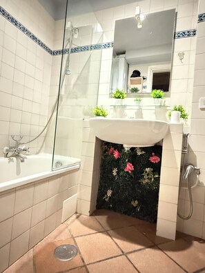 Shower, hair dryer, towels, soap - TRASTEVERE ROME'S HEART CHARMING APARTMENT 8 (Roma)