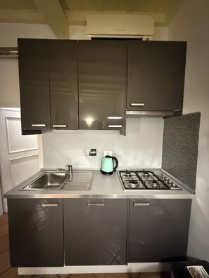 Private kitchen - TRASTEVERE ROME'S HEART CHARMING APARTMENT 8 (Roma)