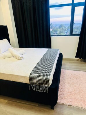 2 bedrooms, WiFi, bed sheets, wheelchair access - 1n2 bedroom w/gym 7 min walk to yaya and prestige mall, higher floor w/nice view (Nairobi)