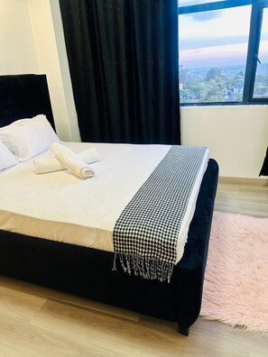 2 bedrooms, WiFi, bed sheets, wheelchair access - 1n2 bedroom w/gym 7 min walk to yaya and prestige mall, higher floor w/nice view (Nairobi)