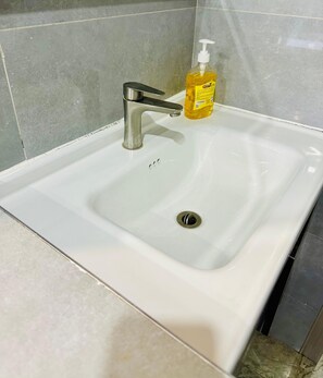 Shower, bidet, towels, soap - 1n2 bedroom w/gym 7 min walk to yaya and prestige mall, higher floor w/nice view (Nairobi)