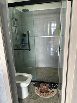 Shower, bidet, towels, soap - 1n2 bedroom w/gym 7 min walk to yaya and prestige mall, higher floor w/nice view (Nairobi)