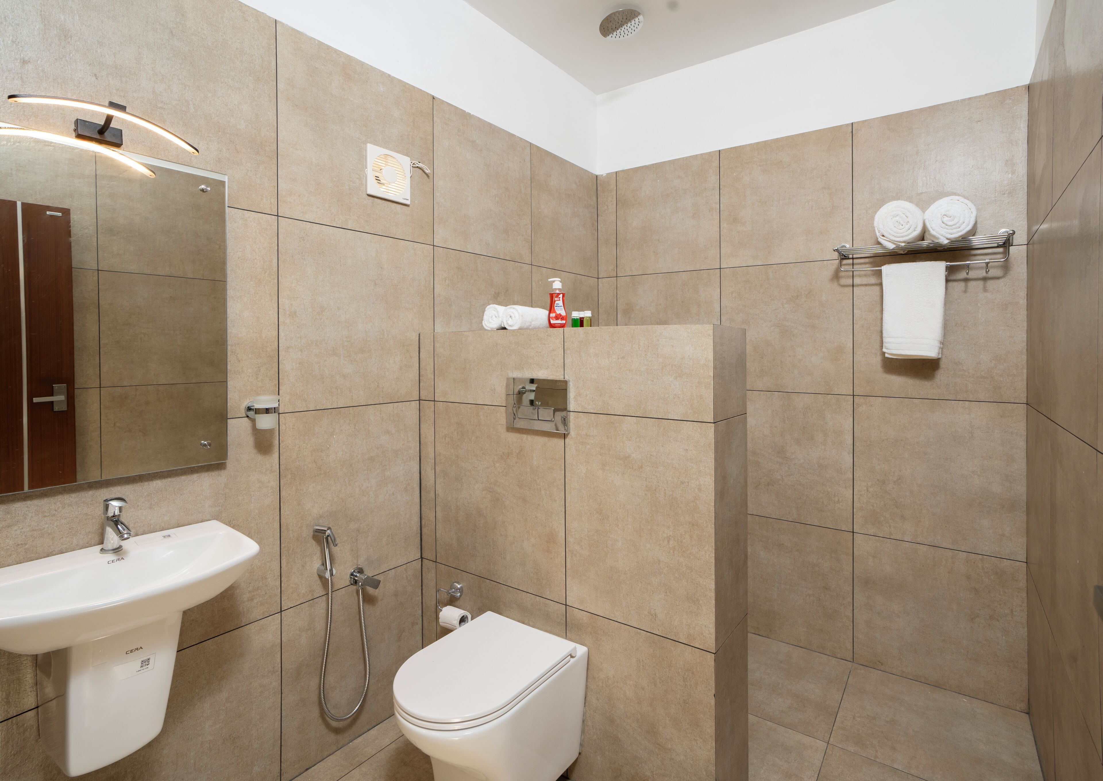 淋浴设施、免费洗浴用品、吹风机、毛巾