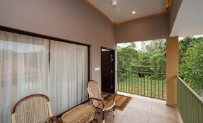 Deluxe Double Room, Balcony, Courtyard View | Desk, laptop workspace, blackout drapes, soundproofing