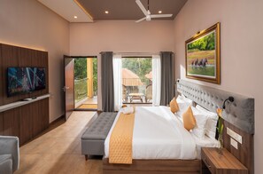 Dobbeltrom – deluxe, balkong, bakgårdsutsikt | Skrivebord, skrivebord for bærbar PC, blendingsgardiner og lydisolert