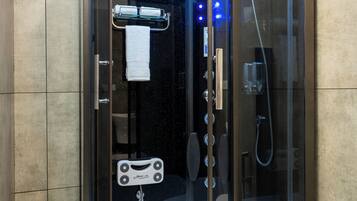 Salas de tratamiento para parejas, un sauna, baño turco