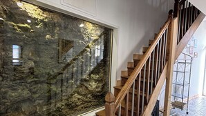 Un escalier avec des rampes en bois et un sol carrelé à motifs.