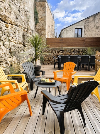 Outdoor dining. Gîte 8 pers Vivonne - Terrace, decor and table soccer