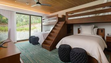 Un dormitorio moderno con techo de madera, literas, un escritorio y vistas a zonas verdes.