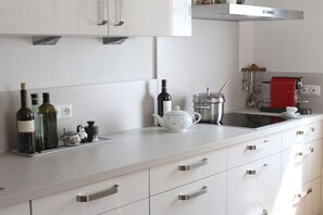 Frigorífico, microondas, horno y placa de cocina