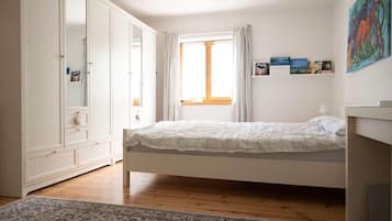 1 Schlafzimmer, Schreibtisch, Bügeleisen/Bügelbrett, Reisekinderbett