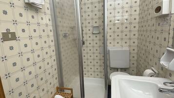 Camera doppia, non fumatori | Bagno | Asciugacapelli, asciugamani, shampoo, carta igienica