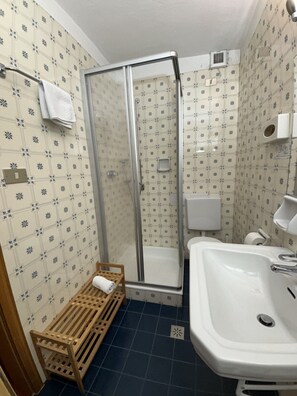 Double Room, Non Smoking | Bathroom | Hair dryer, towels, shampoo, toilet paper