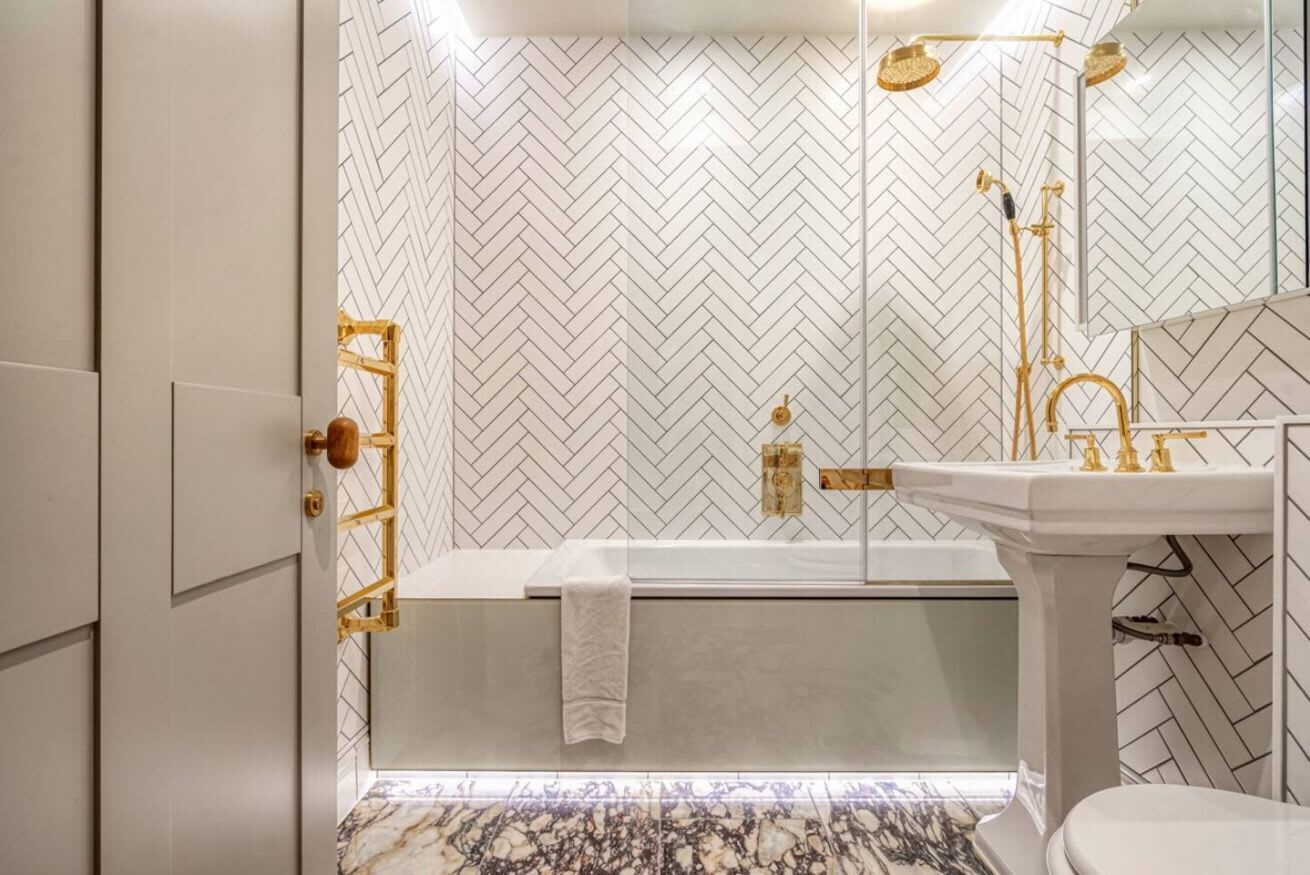 Douche, sèche-cheveux, serviettes fournies, shampoing