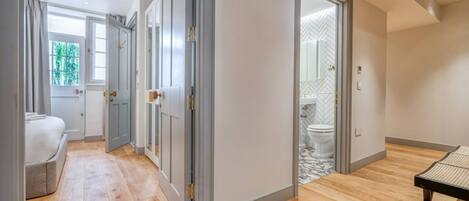 Tabla de planchar con plancha, wifi, ropa de cama