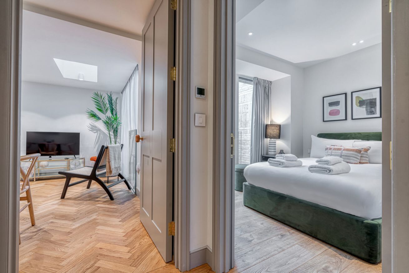 Una habitación de hotel moderna con cama, escritorio, silla y televisión.