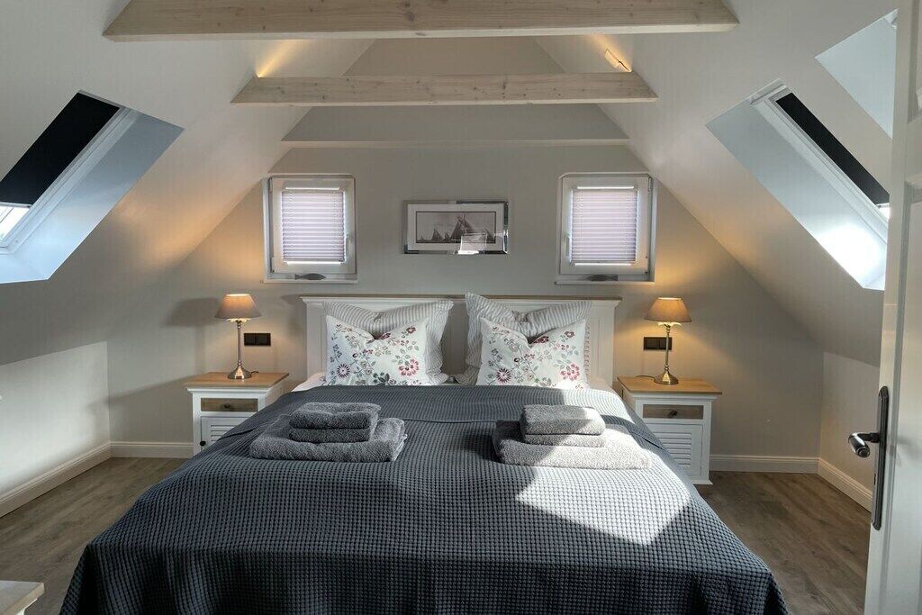 Desk, travel cot, free WiFi