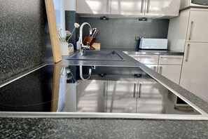 Fridge, microwave, oven, stovetop - Holiday home in Zingst with swimming pool (Zingst)