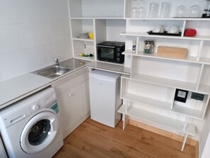 Fridge, electric kettle, cookware/dishes/utensils - Studio Berlin Center (Berlin)