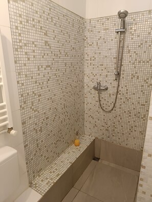 Shower, hair dryer, towels, soap - Studio Berlin Center (Berlin)