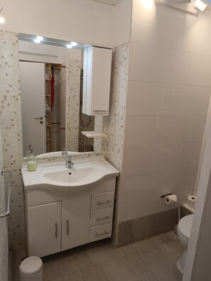 Shower, hair dryer, towels, soap - Studio Berlin Center (Berlin)