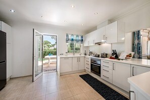 Fridge, microwave, oven, stovetop - Villa Daniela Quarteira (Quarteira)