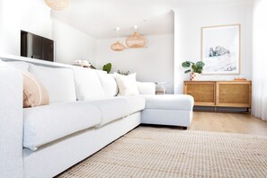 TV - Rosebud’s Modern Coastal Escape • Walk to Beach • Sleeps 10 (Rosebud)