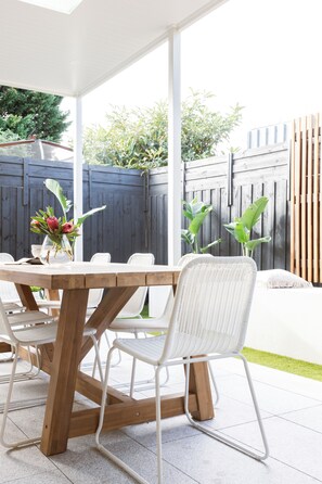 Outdoor dining - Rosebud’s Modern Coastal Escape • Walk to Beach • Sleeps 10 (Rosebud)