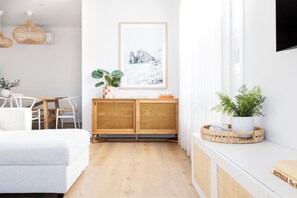 TV - Rosebud’s Modern Coastal Escape • Walk to Beach • Sleeps 10 (Rosebud)