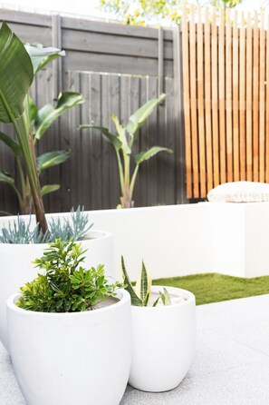 Property grounds - Rosebud’s Modern Coastal Escape • Walk to Beach • Sleeps 10 (Rosebud)