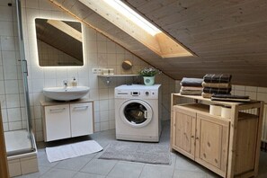 Shower - Holiday apartment with 2 bedrooms (Andechs - Erling)