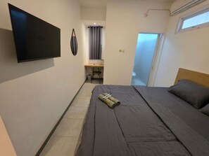 Skrivebord, skrivebord for bærbar PC og wi-fi (inkludert)