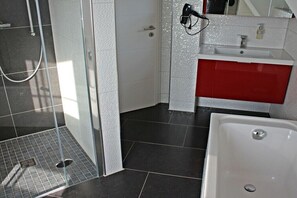 Shower, hair dryer - Holiday apartment with 3 bedrooms (Dranske)
