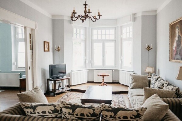 Smart-TV, Kamin, Tischtennisplatte, Bücher