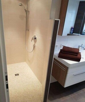 Shower - Holiday apartment with 3 bedrooms (Langenargen)