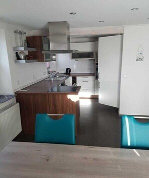 Fridge, oven, stovetop, cookware/dishes/utensils - Holiday apartment with 3 bedrooms (Langenargen)