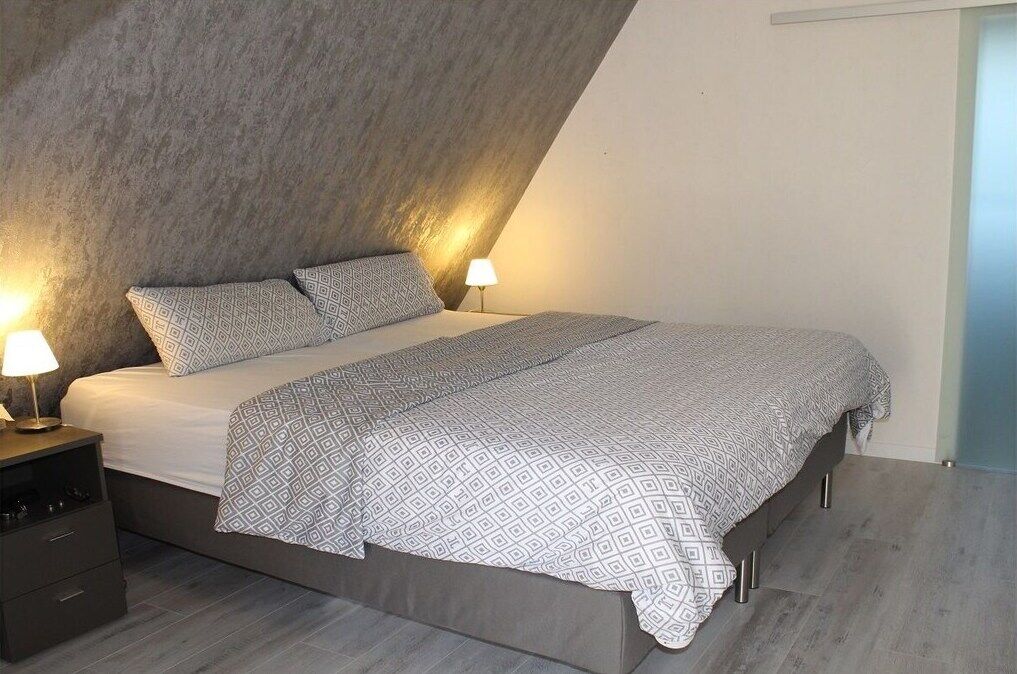 Een strijkplank/strijkijzer, gratis wifi, beddengoed