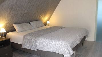 Een strijkplank/strijkijzer, gratis wifi, beddengoed