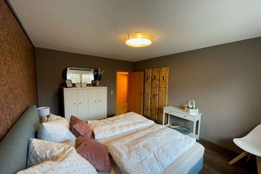 Tabla de planchar con plancha, cuna de viaje, wifi gratis y ropa de cama