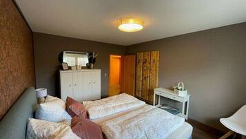 Tabla de planchar con plancha, cuna de viaje, wifi gratis y ropa de cama